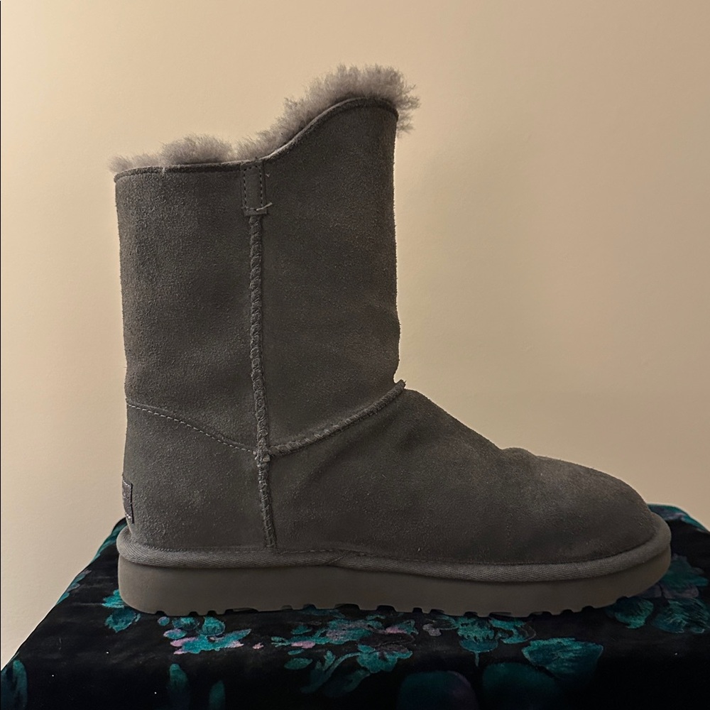 EUC UGG Classic Short Turn Lock Boots Grey Suede Shearling Sheepskin Wm 7 - Picture 6 of 16